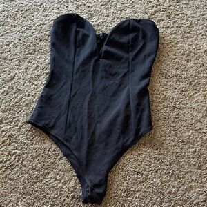 Strapless plunge body suit